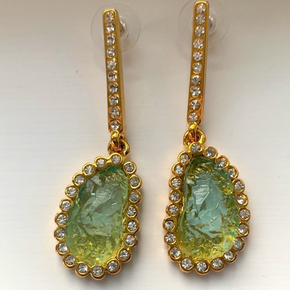 Kara Ross 100021 Green Crystal Dangle Earrings – Gold Tone Textured Drops
